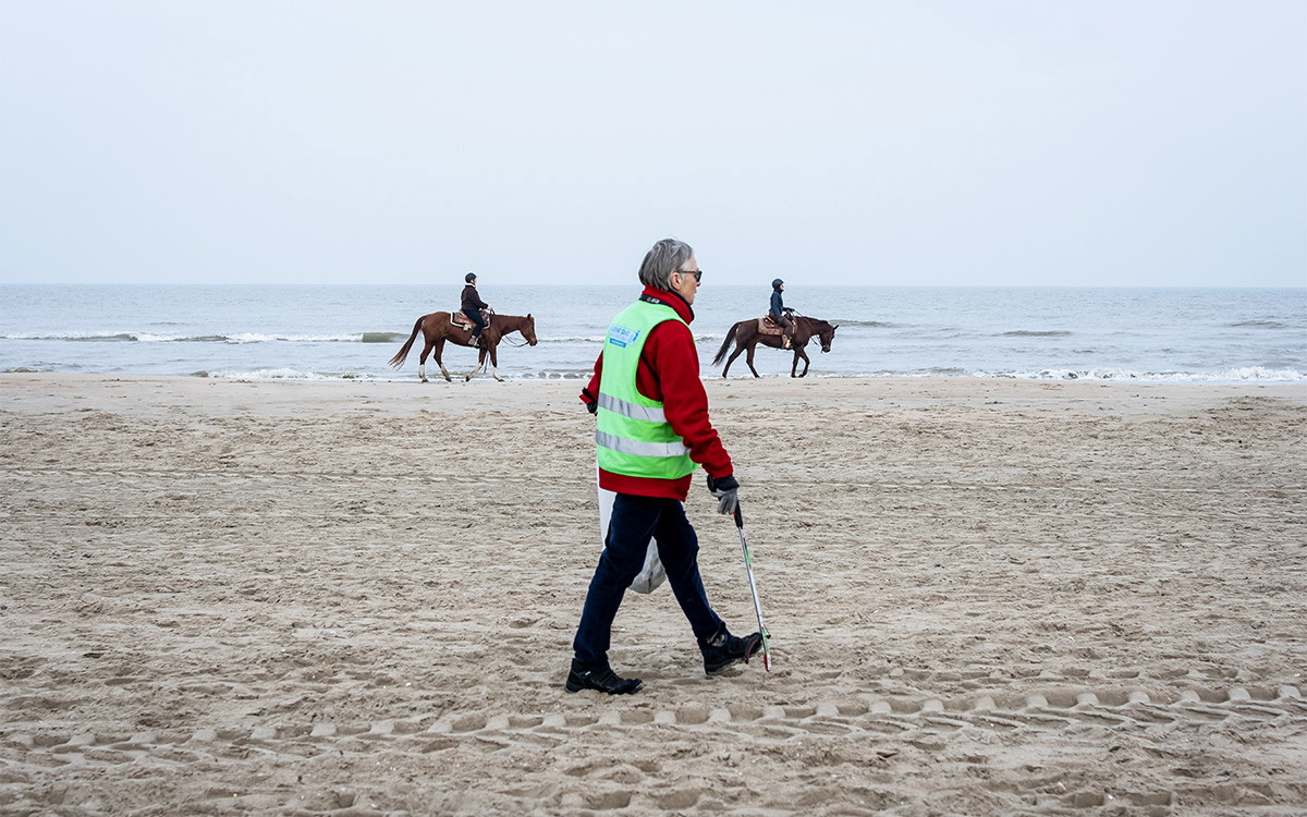 Geen vuiltje aan de kust. Bernadette prikt elke dag afval van het strand.