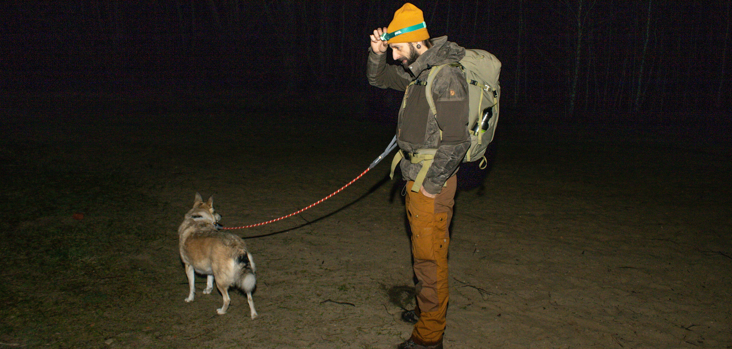 Frederic gebruikt de Petzl Tikkina hoofdlamp tijdens het wandelen ‘s nachts