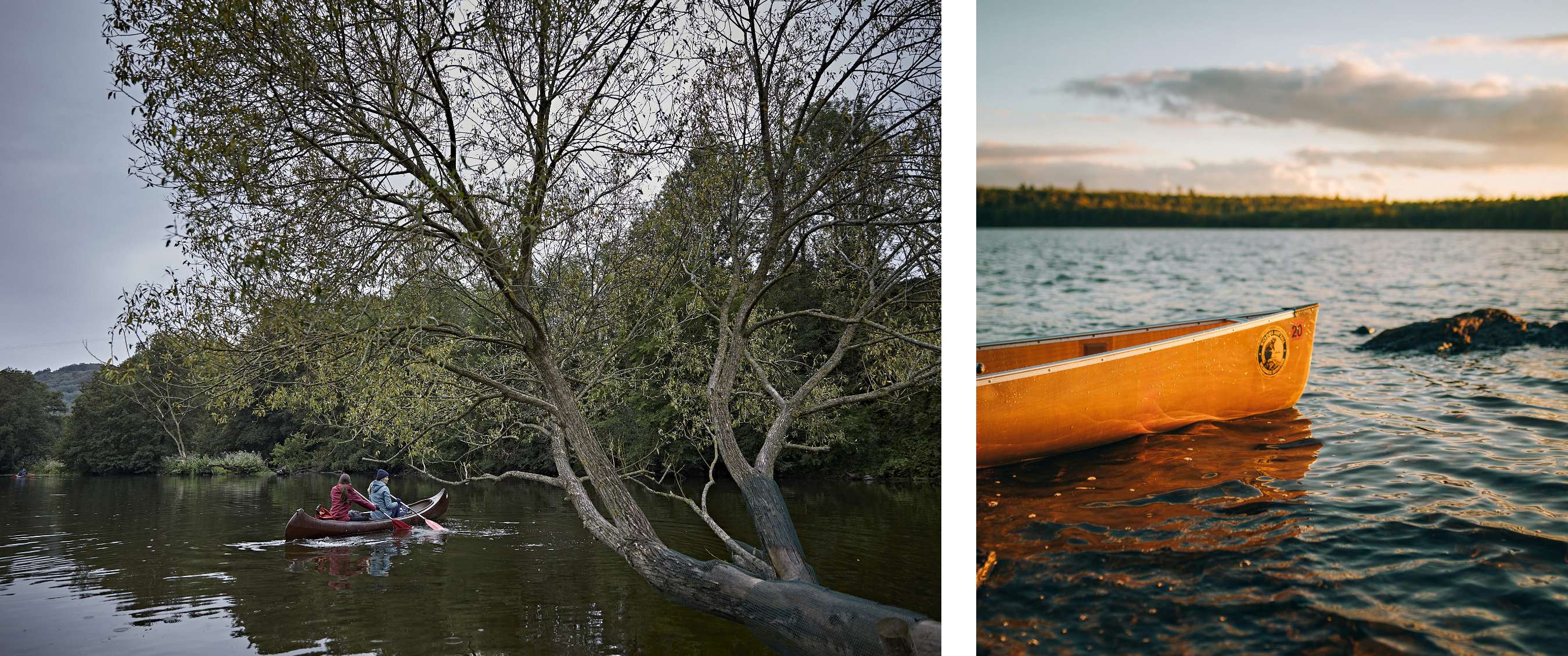 Beeld links <Twee personen peddelen in een rode kano onder een boomtak op een rustige rivier.> Beeld rechts <Oranje kano ligt half in het water bij zonsondergang op een meer met rotsachtige oever.>